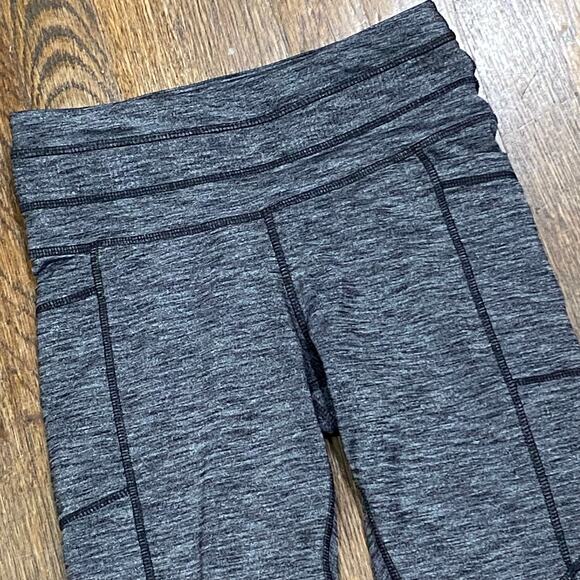 Athleta Grey Leggings Size EXTRA SMALL Grey Black 7/8 Length Compressiom - Picture 9 of 10